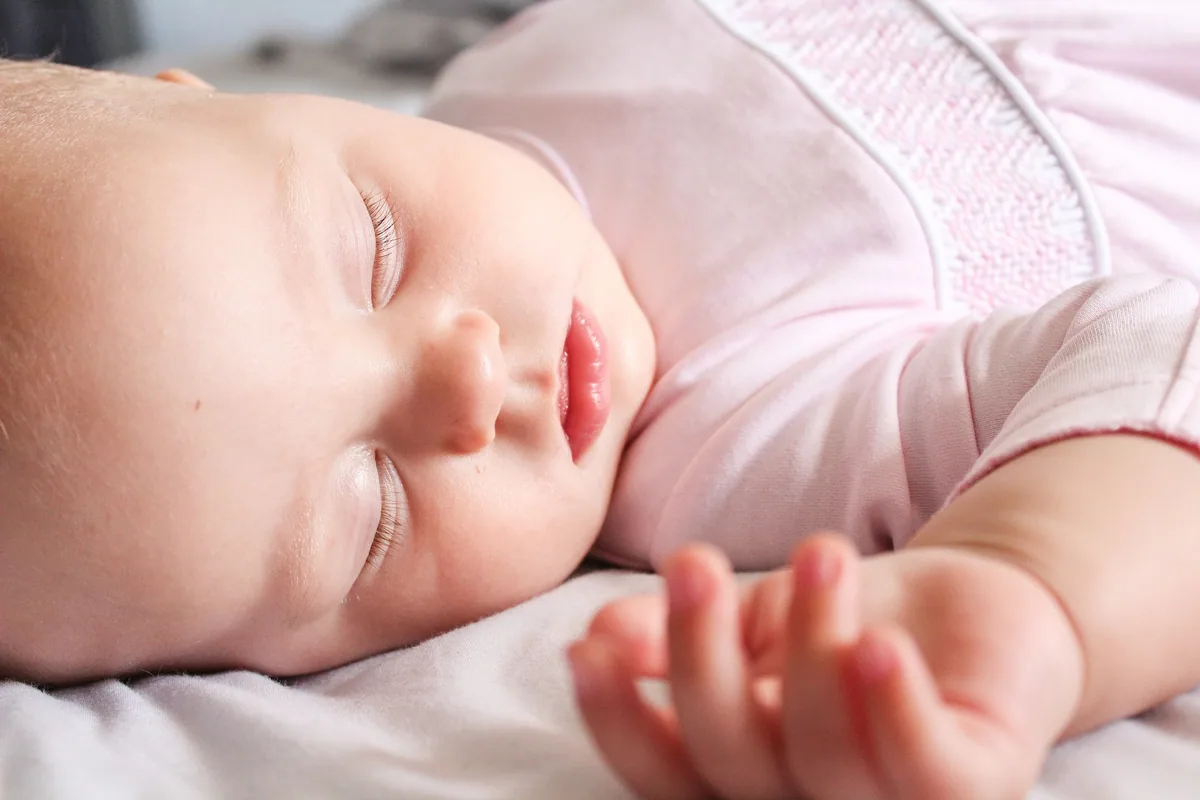 Ruhig schlafendes Baby mit geöffneter Hand